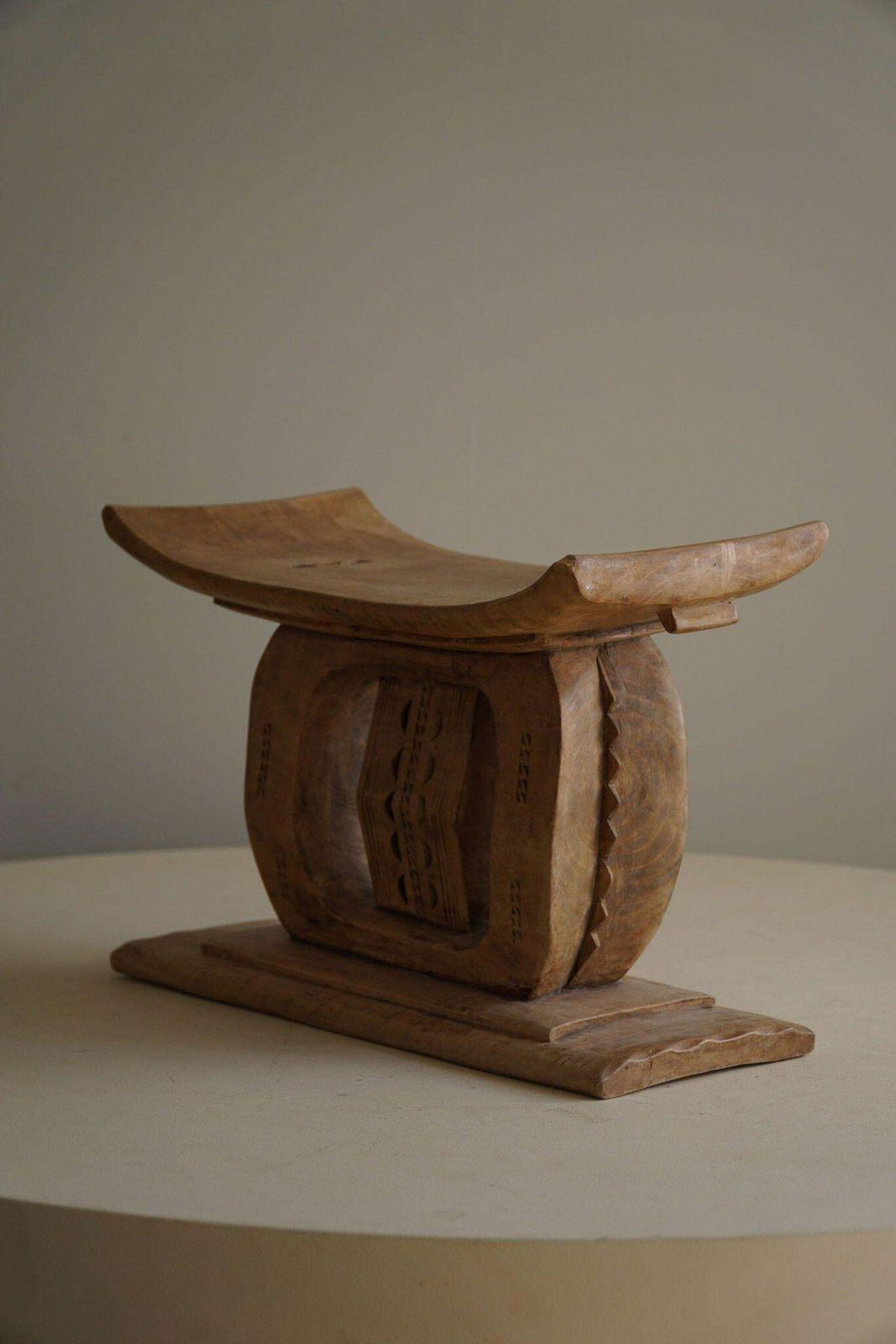 Ashanti Stool, West African Hand Carved Hardwood Stool, Wabi Sabi, 20th Century photo vinterior