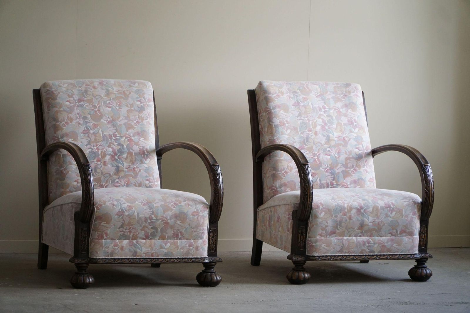 photo vintage Pair Of Danish Art Deco Lounge Chairs, Oak & Vibrant Flora Fabric, 1940s