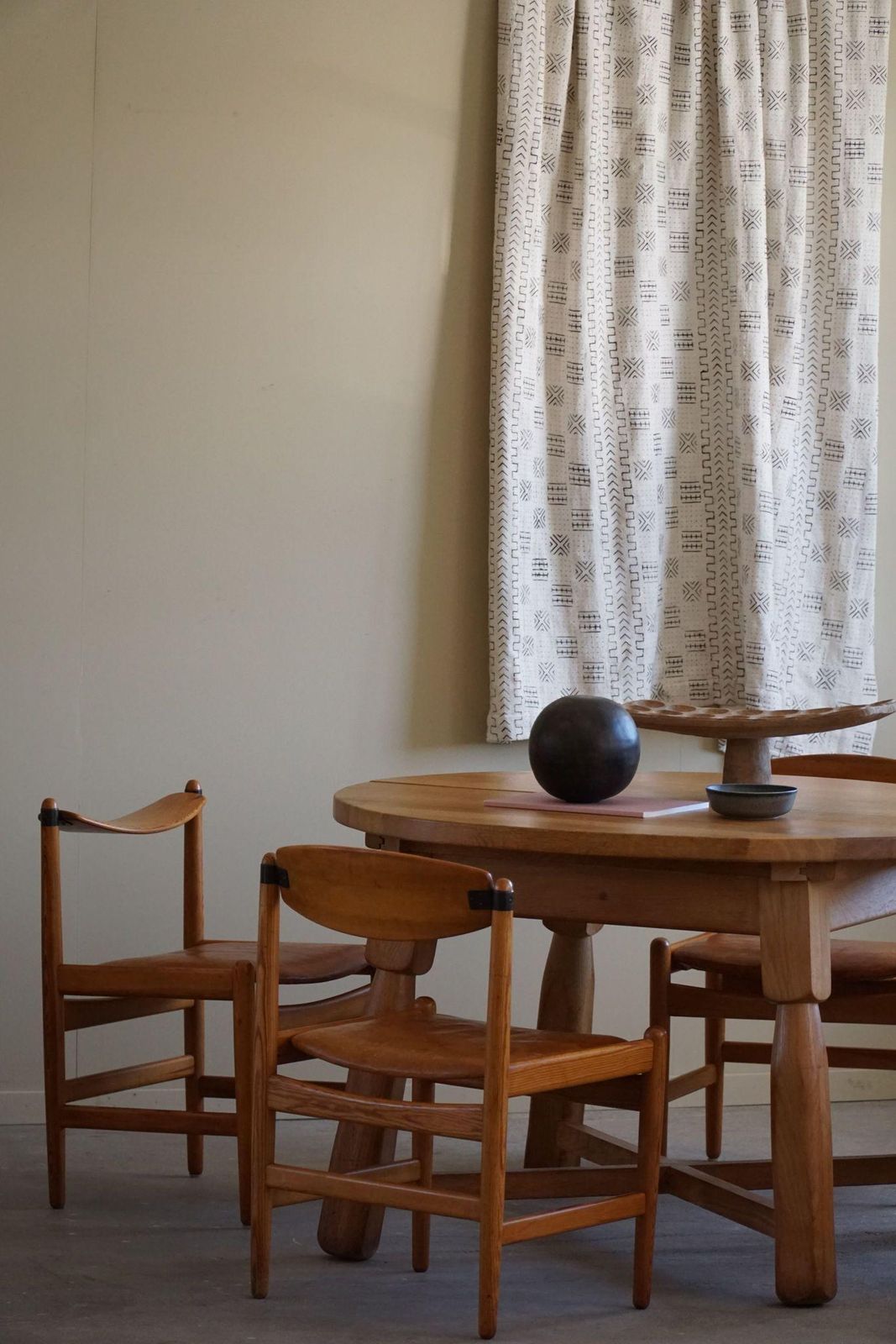 photo furniture Round Brutalist Dining Table In Oak, Mid Century Modern, Made In France, 1960s