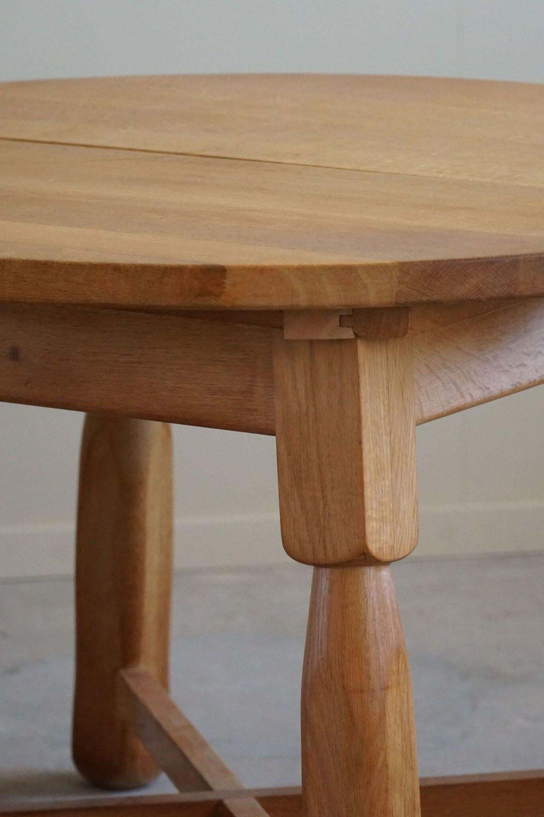 photo vintage Round Brutalist Dining Table In Oak, Mid Century Modern, Made In France, 1960s
