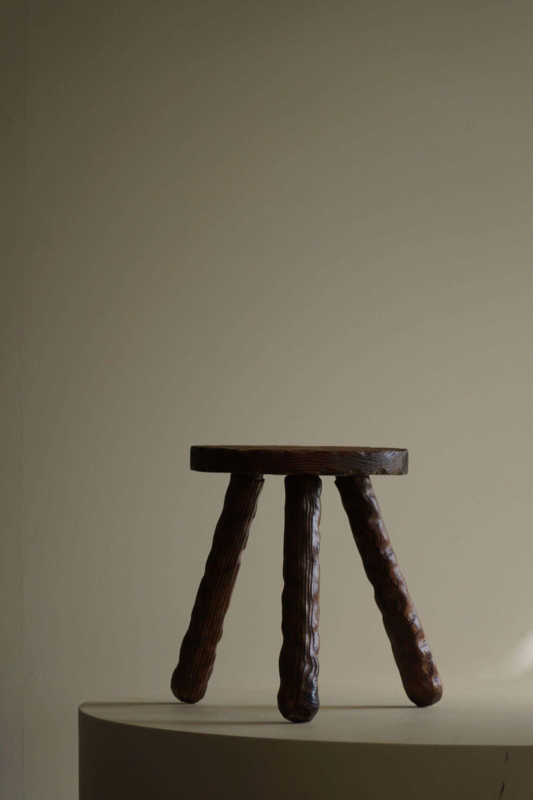 photo vinterior A Pair Of Carved Wabi Sabi Stools In Pine, Swedish Mid Century Modern, 1960s