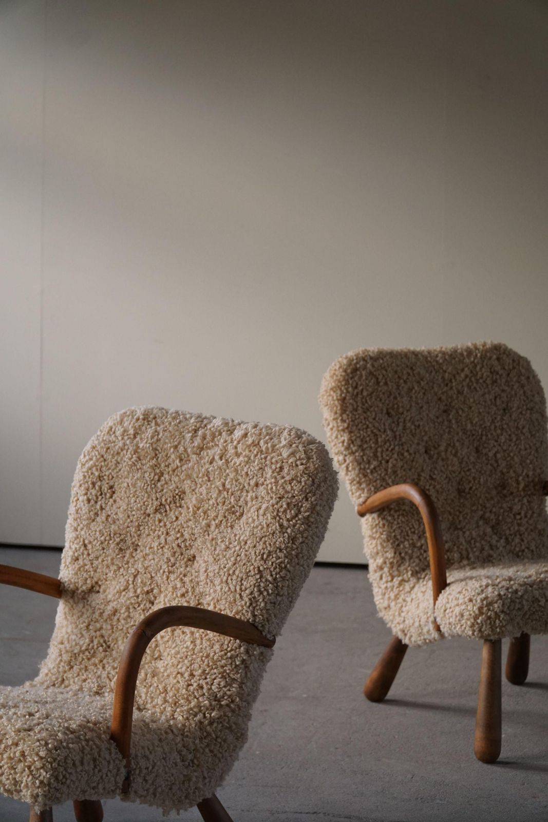 Pair Of Clam Lounge Chairs In Lambswool, Skive Møbelfabrik, Denmark, 1950s photo vintage