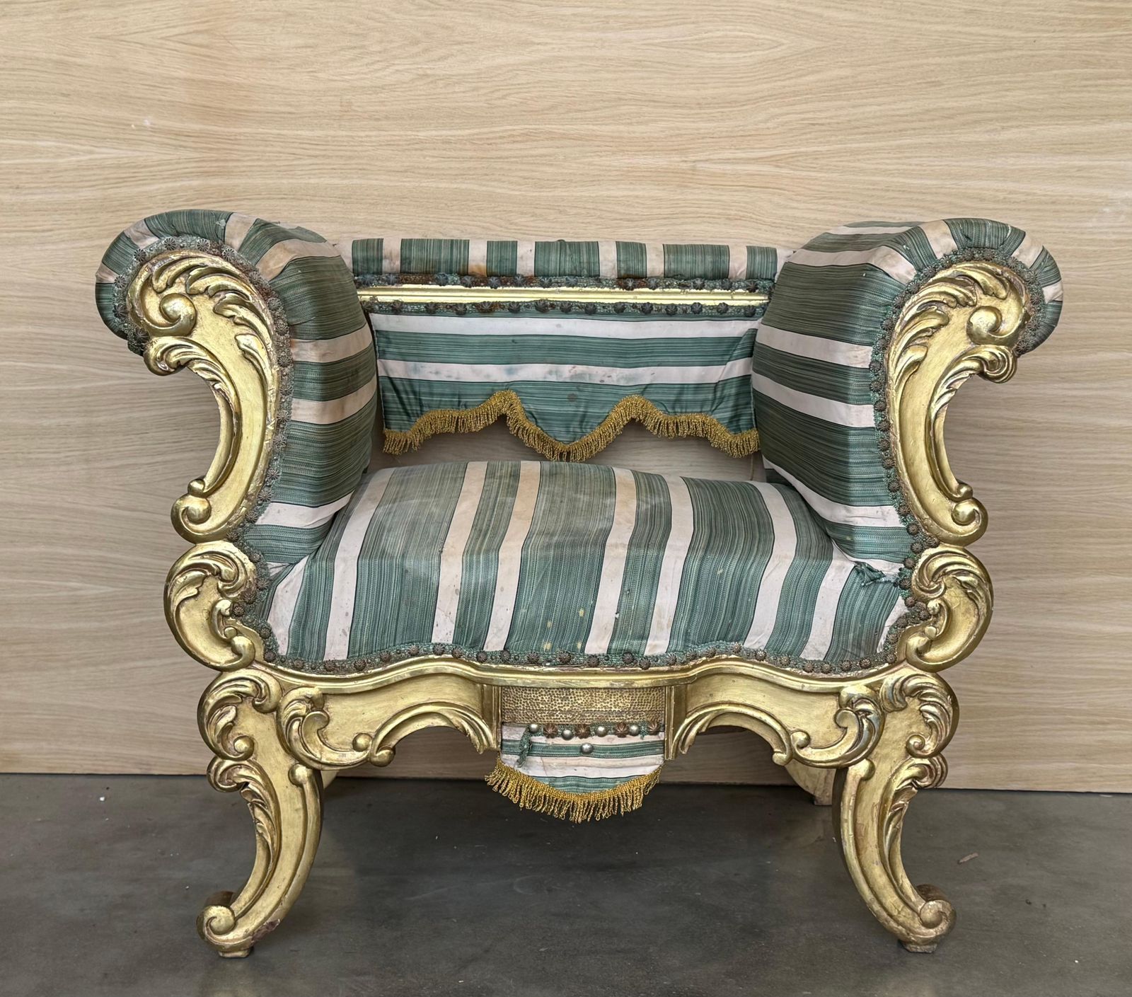 Paire de fauteuils dorés de style Rococo Revival, France, XIXe siècle photo furniture