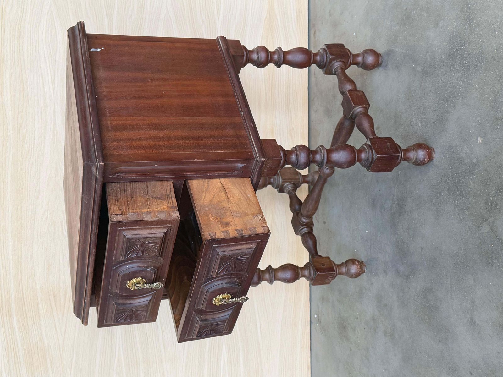 photo furniture Paire de tables de chevet espagnoles du XXe siècle, deux tiroirs et quincaillerie en fer