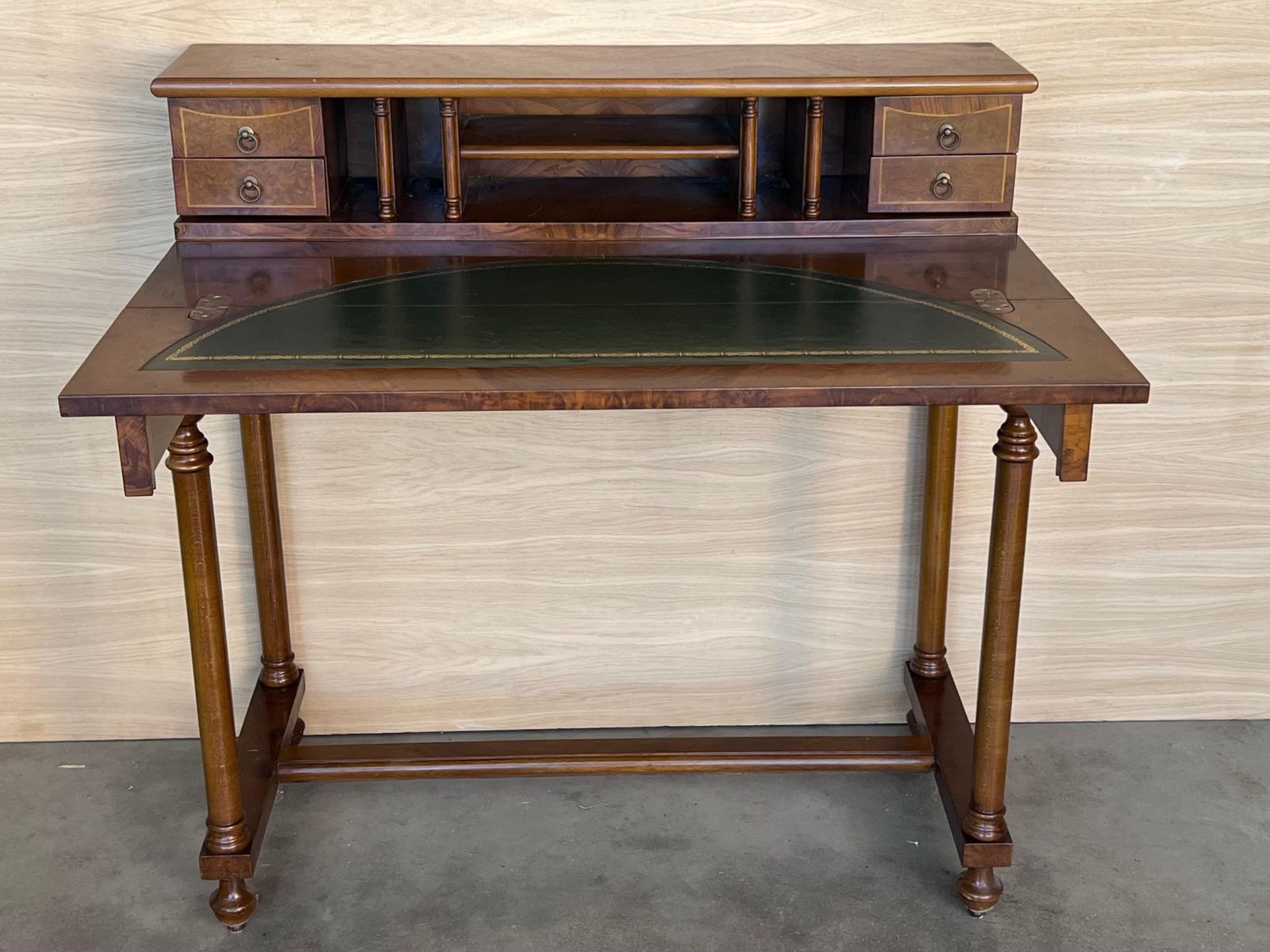 1931.0 Bureau français en placage de noyer, début du XXe siècle, années 1940 photo