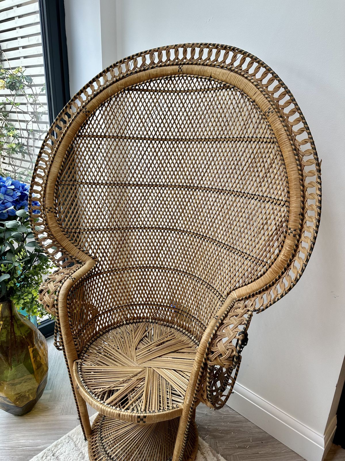 Mid Century 1970’s Emmanuel Peacock Chair photo vinterior