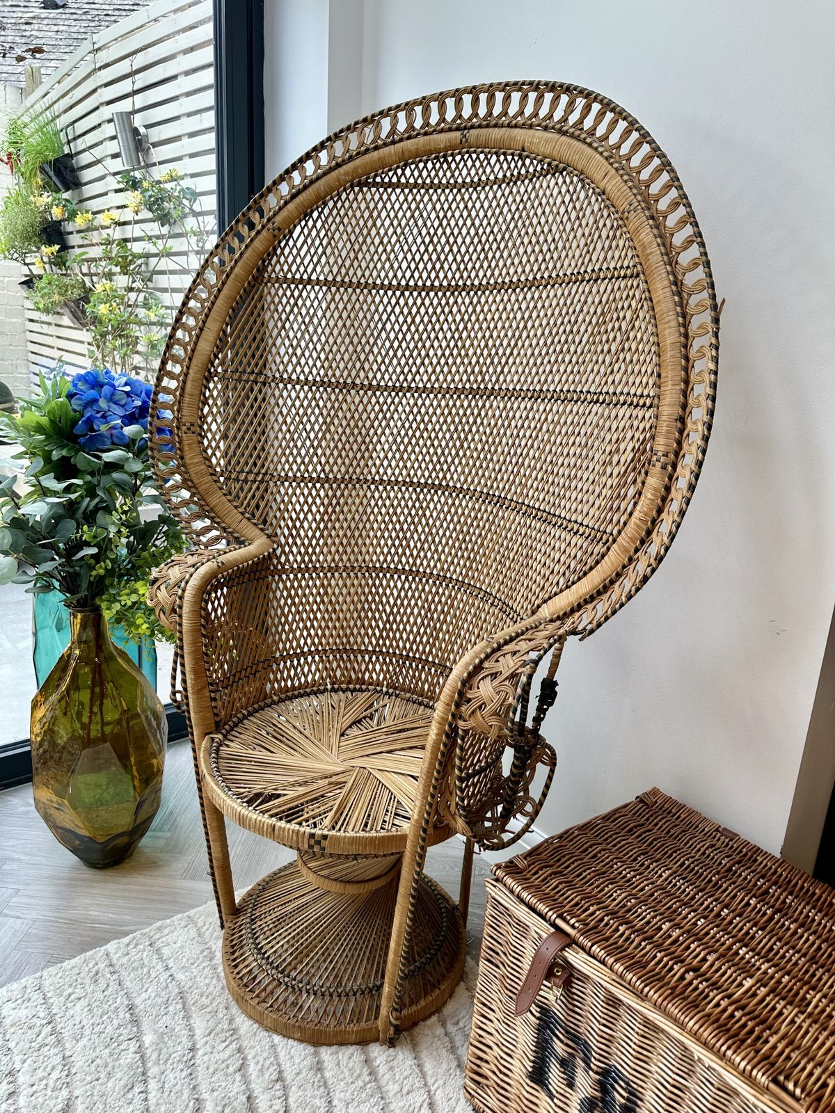 photo furniture Mid Century 1970’s Emmanuel Peacock Chair