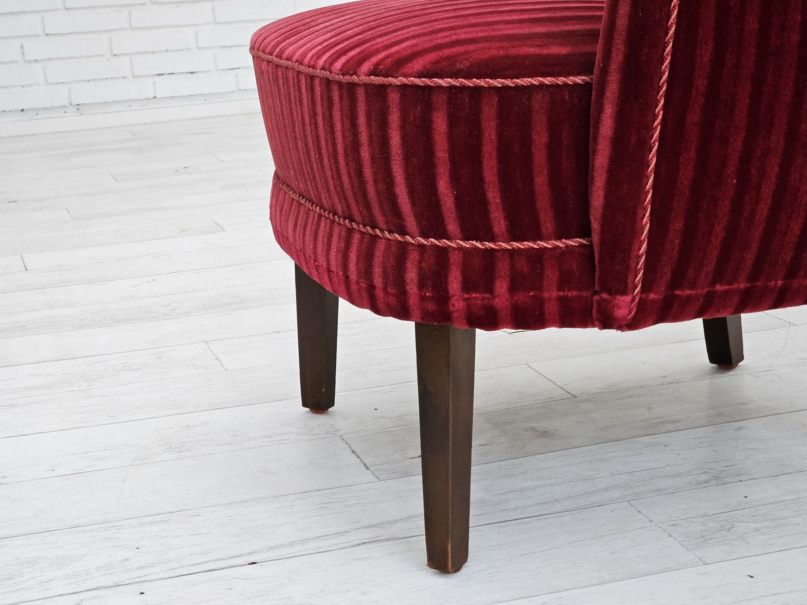 photo vinterior Ca. Jaren 1960, Deense Fauteuil In Kersrood Meubelvelours, Goede Staat.