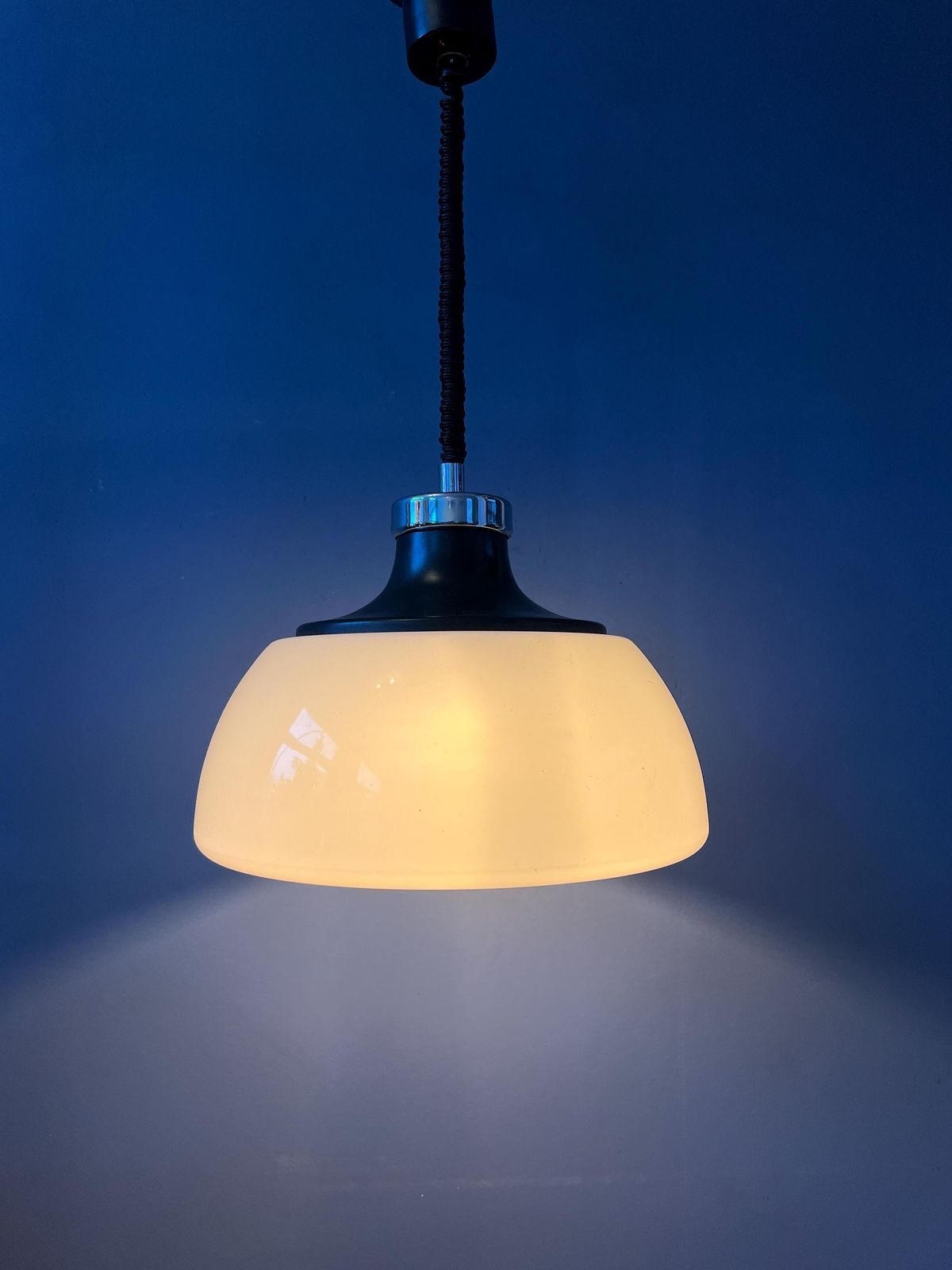 Mid Century Plexiglas Space Age Hanglamp Met Wit Acryl Kap photo Verlichting