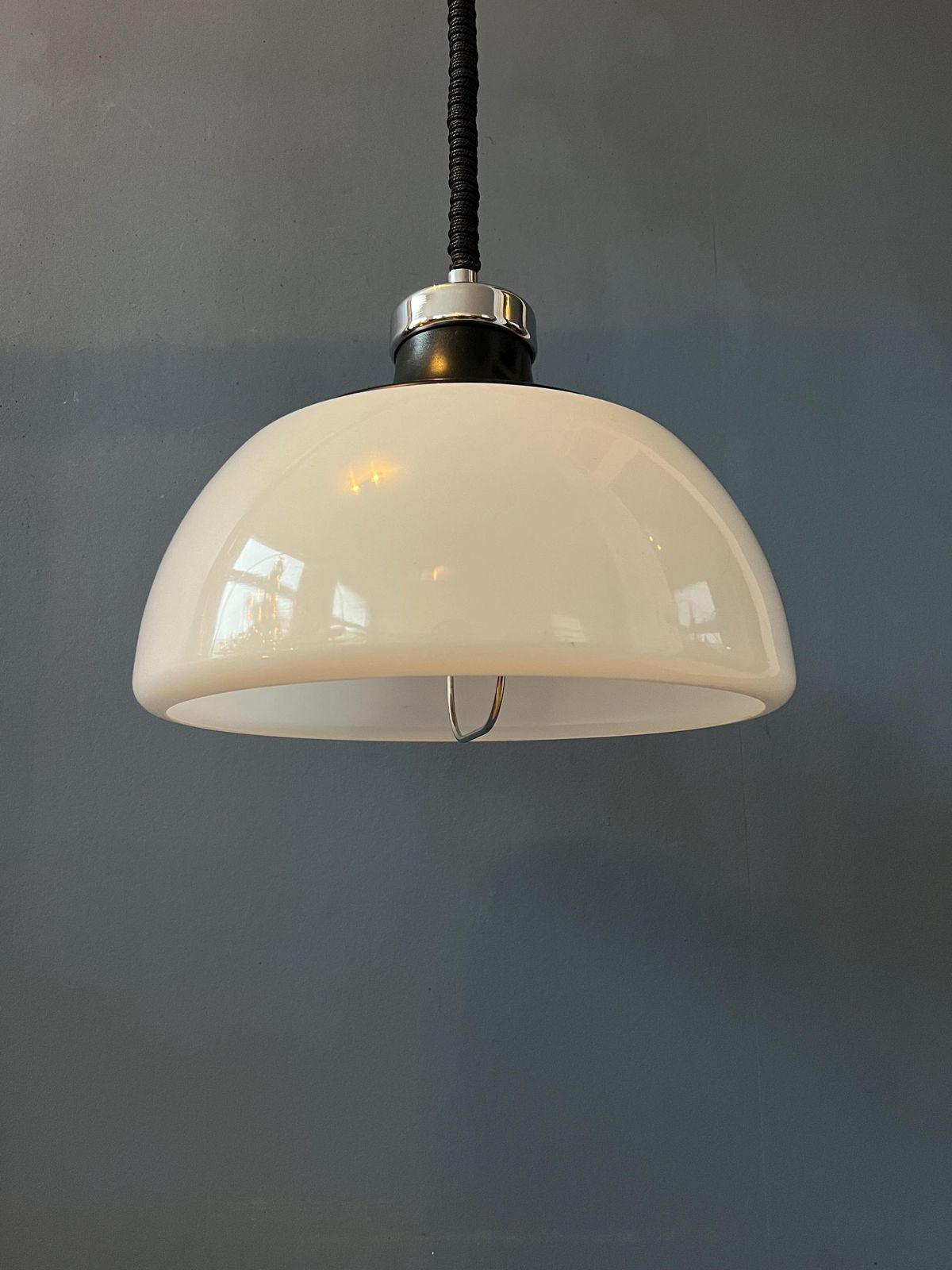 Mid Century Plexiglas Space Age Hanglamp Met Wit Acryl Kap photo vintage