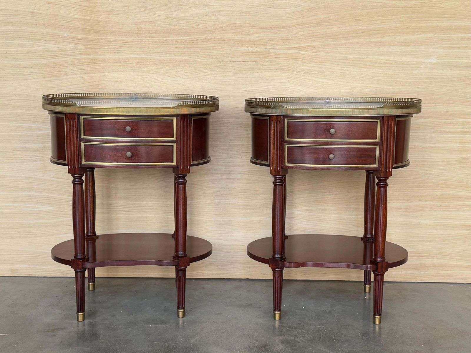 Paire de tables de chevet Louis XV en forme de rognon, deux tiroirs et tablette basse photo for sale
