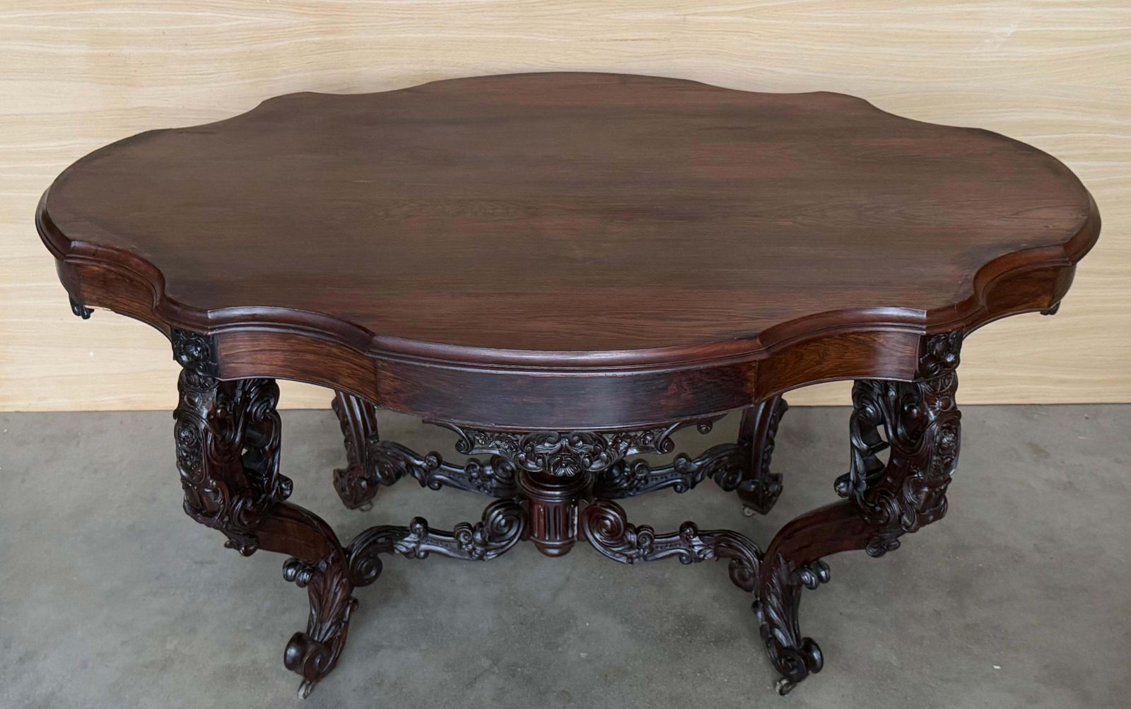 Table centrale d'époque victorienne en loupe de noyer photo for sale