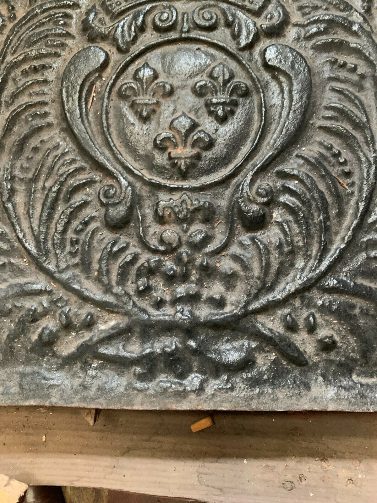 Fireback In Cast Iron 19th Century Crowned Lilies photo vinterior