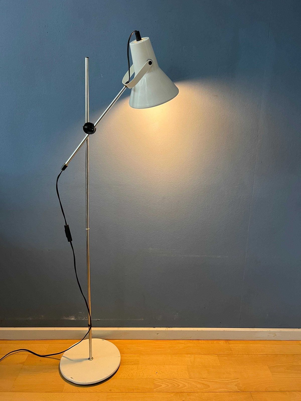 Kleine Vintage Witte Verstelbare Vloerlamp photo furniture