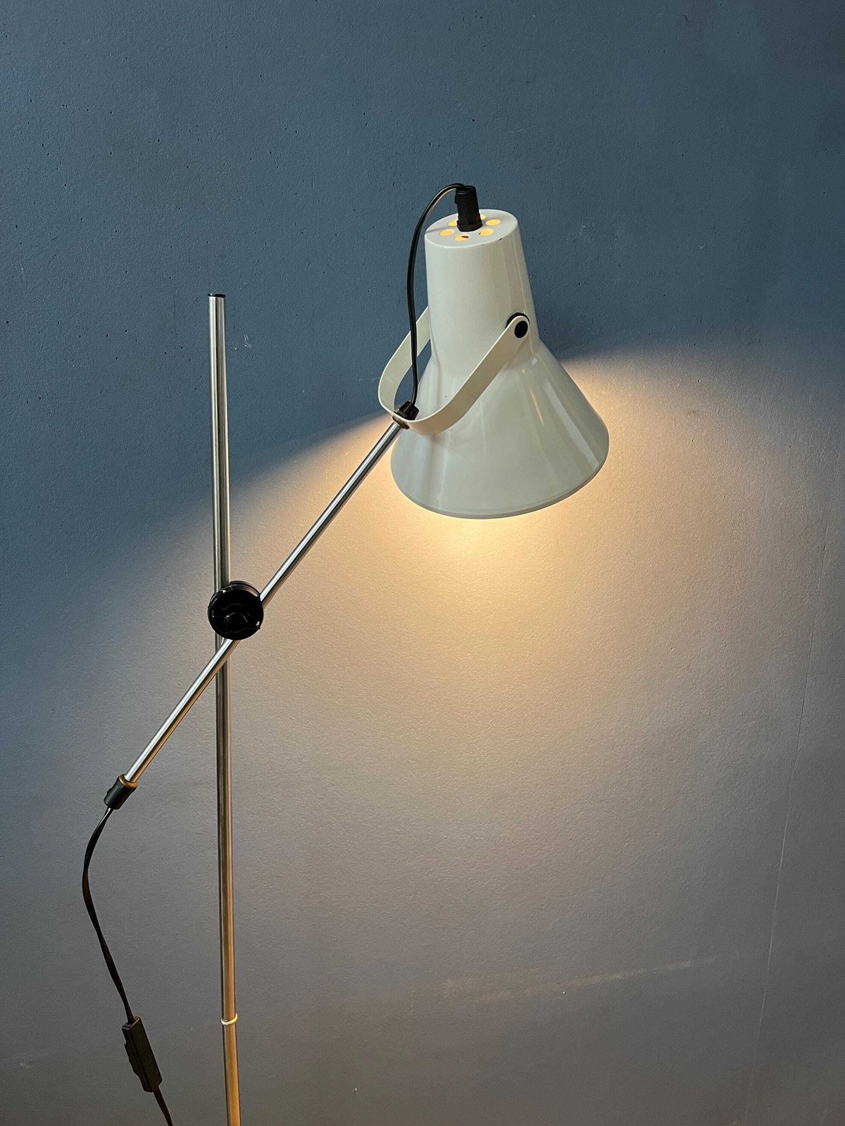 Kleine Vintage Witte Verstelbare Vloerlamp photo 344.0