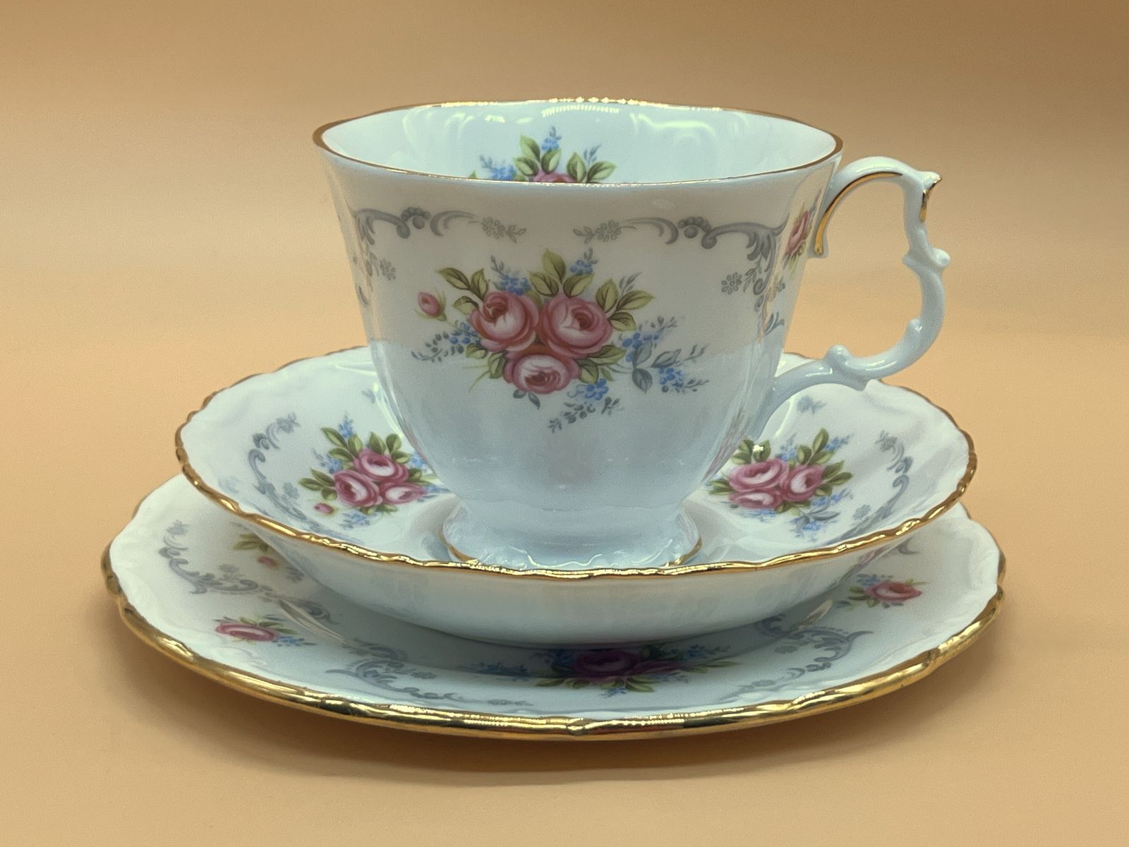 Vintage Royal Albert China 16 Piece Tranquility Design Tea Set. Teapot, 4 Trios, Creamer & Sugar And Large Cake / Serving Plate. C1969. photo vinterior