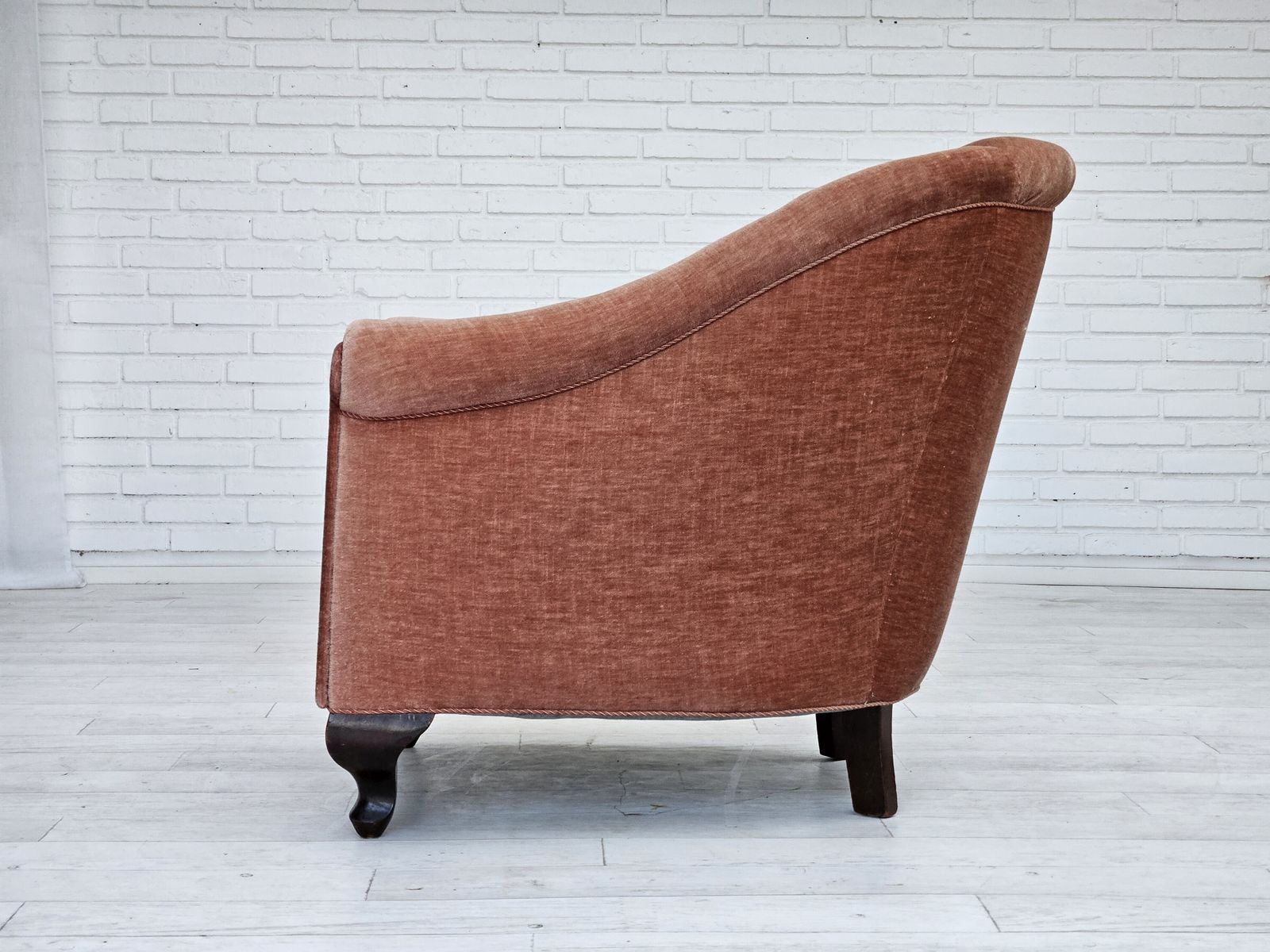 photo vinterior Ca. Jaren 1960, Deense Loungestoel, Zalmroze Meubelvelours, Essen Houten Poten.
