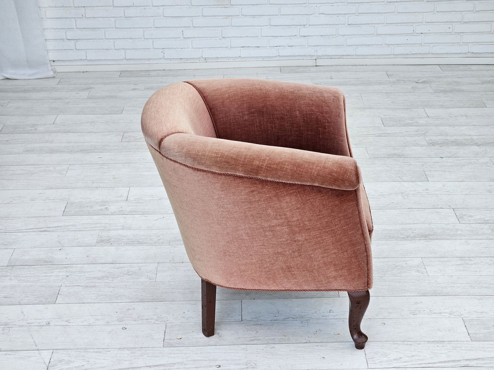 Ca. Jaren 1960, Deense Loungestoel, Zalmroze Meubelvelours, Essen Houten Poten. photo buy