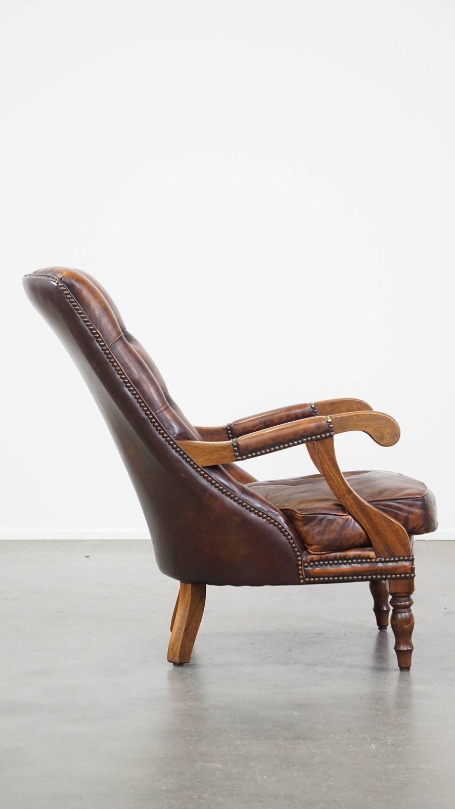 Comfortabele En Klassieke Chesterfield Fauteuil Van Engels Rundleer In Mooie Kleuren photo for sale