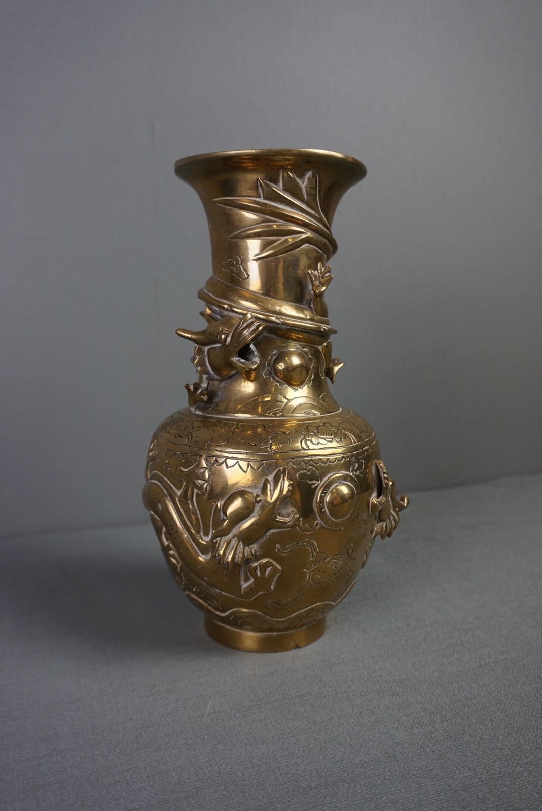 Chinese Messing Vaas Met Draken, Ca. 1920