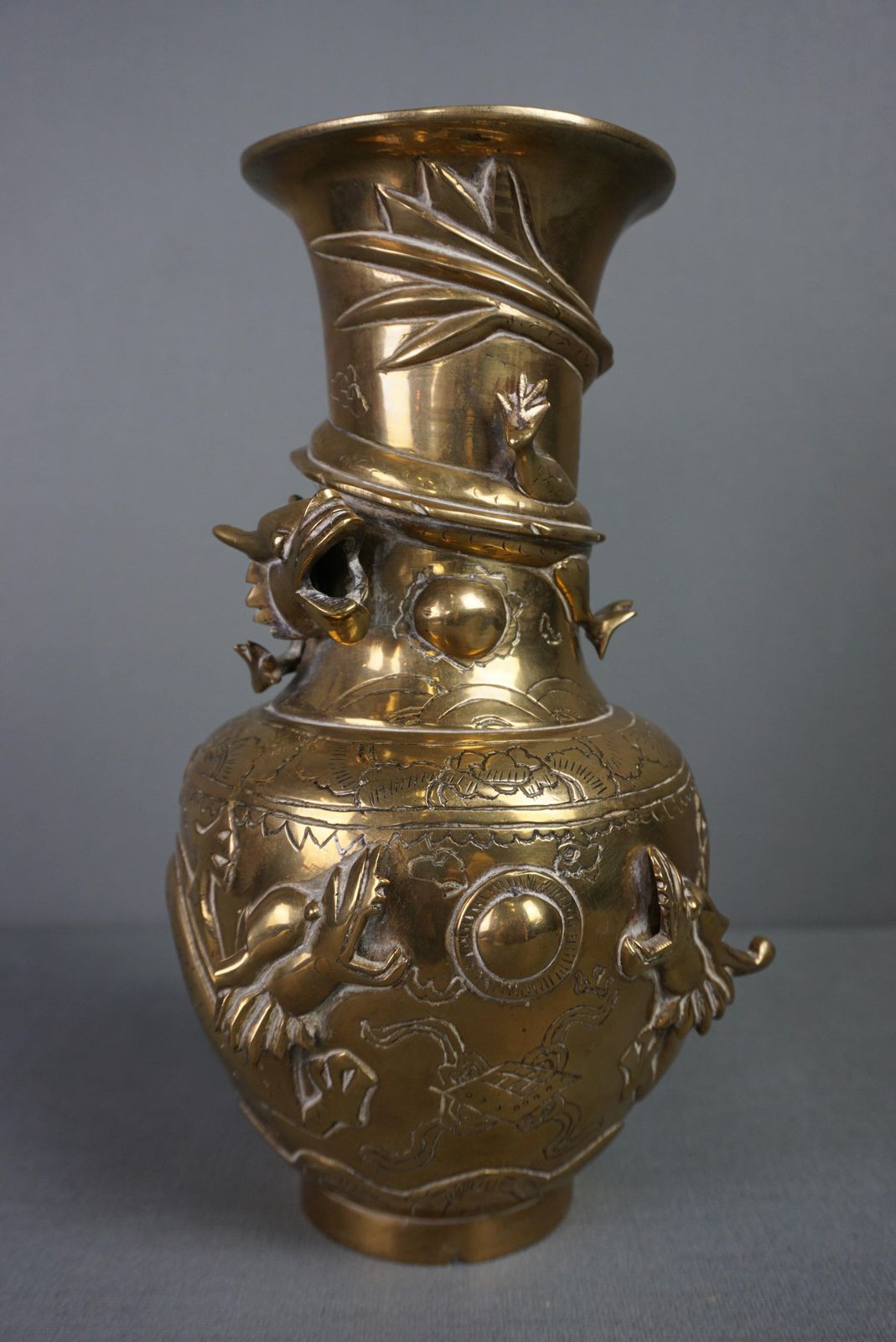 Chinese Messing Vaas Met Draken, Ca. 1920 photo furniture