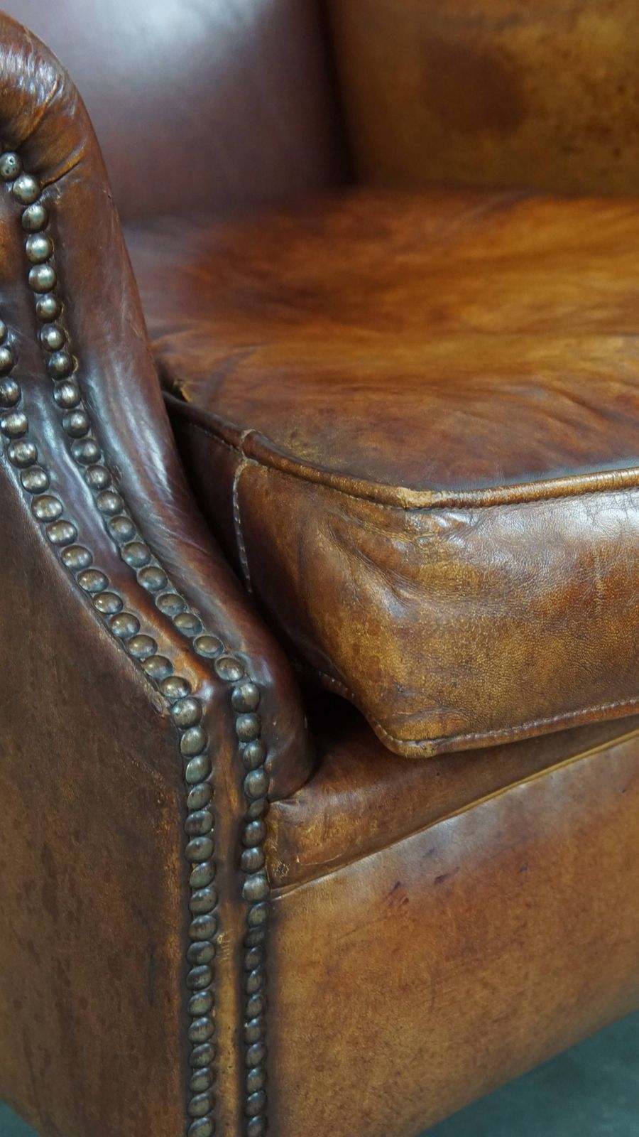 Meubels Comfortabele Vintage Engelse Stijl Schapenvacht Fauteuil Met Een Mooie Warme Kleurstelling photo