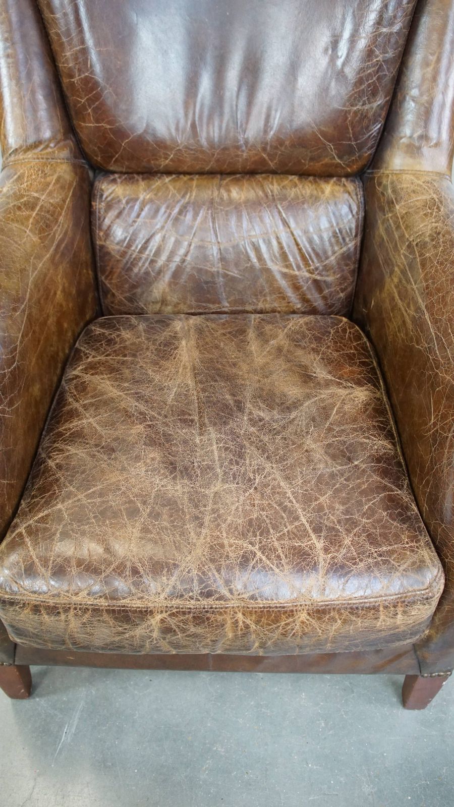 Statige En Comfortabele Fauteuil In Koeienhuid Met Een Tijdloos Ontwerp En Een Mooi Kleurenschema photo vinterior