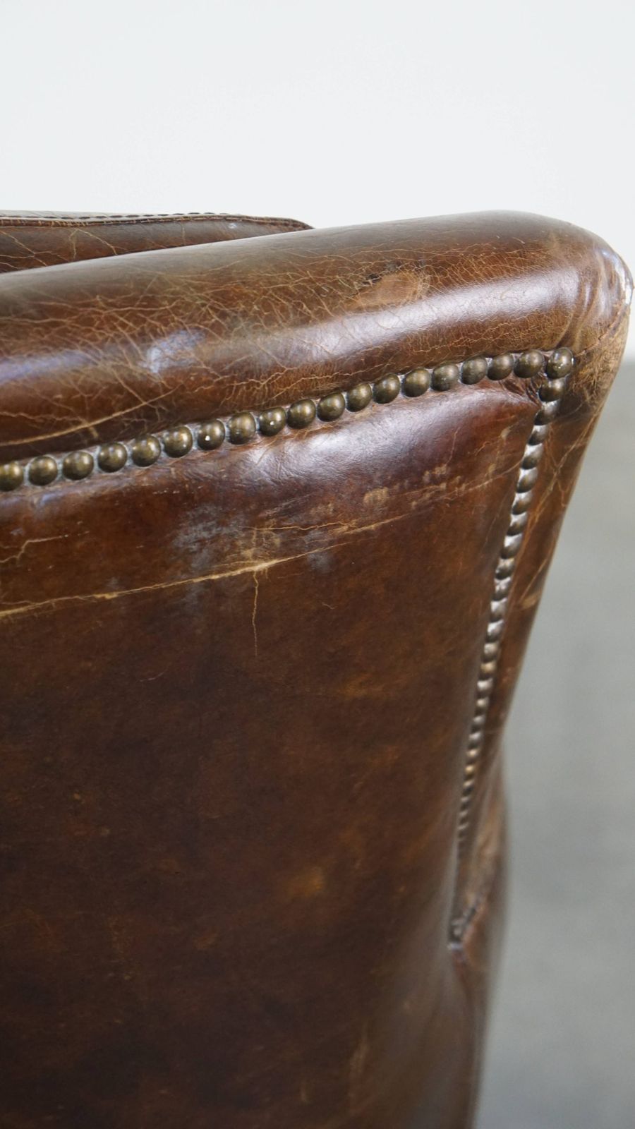 photo vinterior Statige En Comfortabele Fauteuil In Koeienhuid Met Een Tijdloos Ontwerp En Een Mooi Kleurenschema