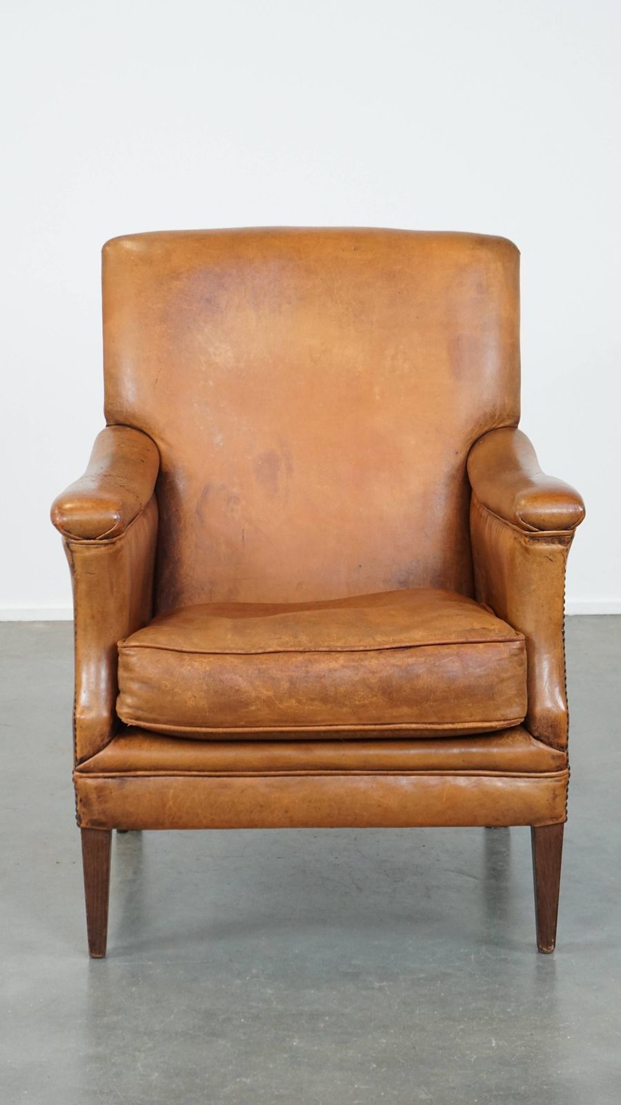 Karakteristieke En Comfortabele Fauteuil In Cognackleurig Schapenleer Met Strakke Vormen En Mooie Patina photo furniture