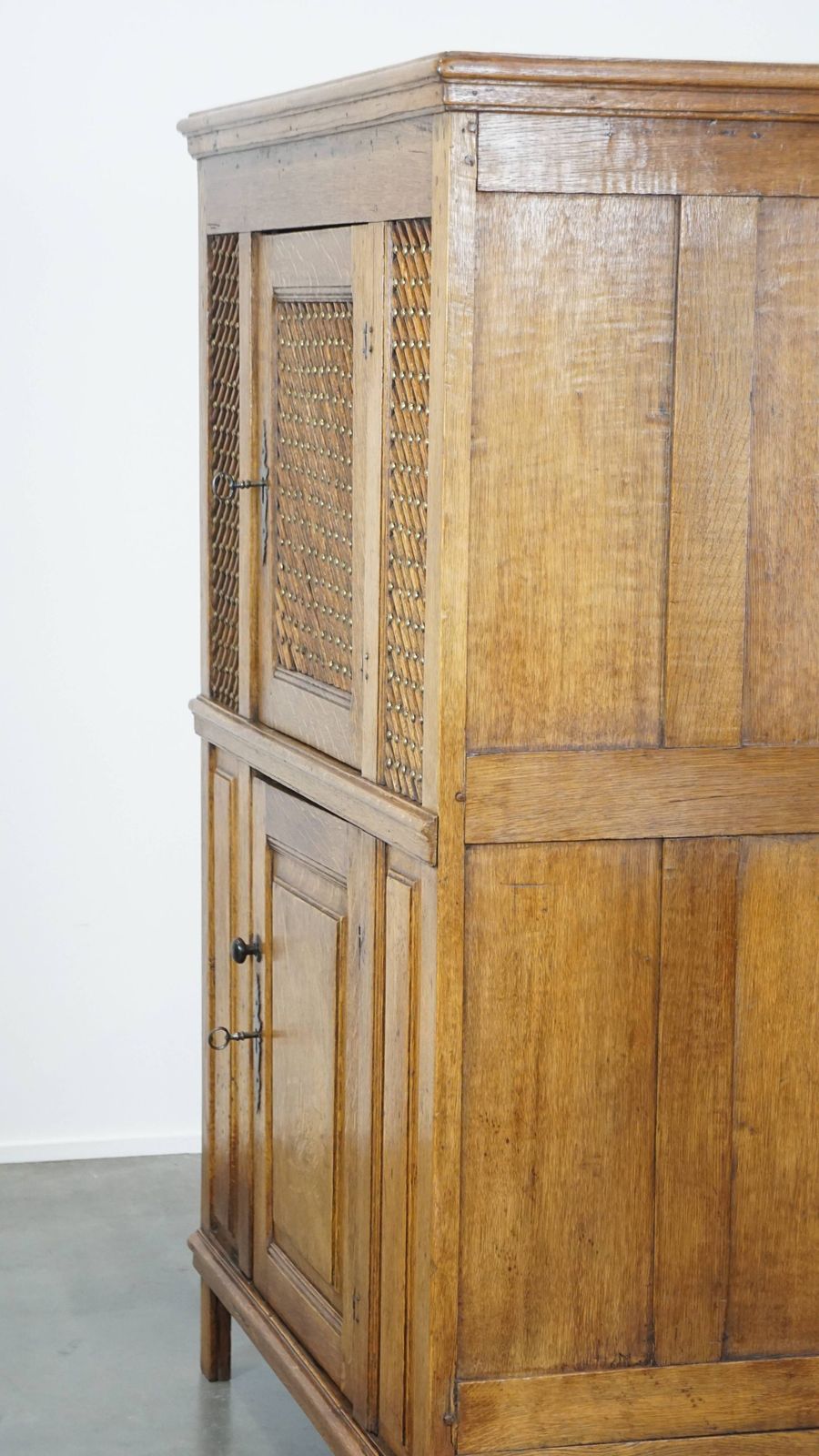 photo buy Antieke Eikenhouten Broodkast Uit De Late 17e Eeuw Met Werkende Sloten En Bijzondere Details