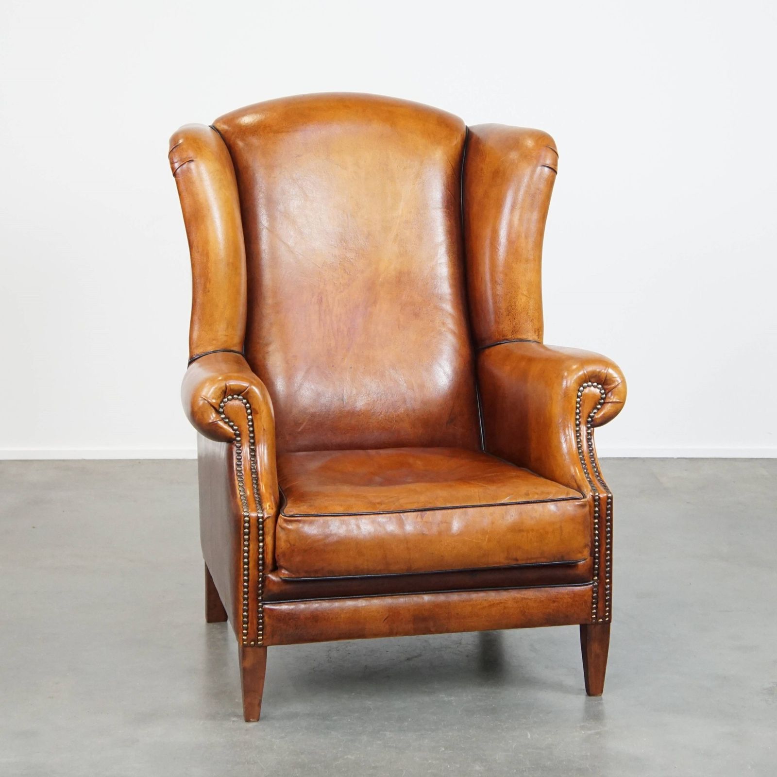 Stijlvolle, Ruime Schapenvacht Fauteuil In Een Warme Kleur Met Uitstekend Zitcomfort