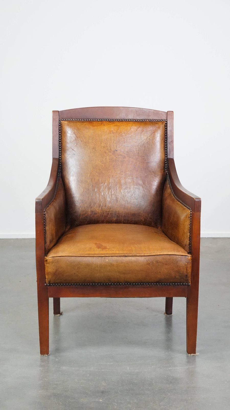 Fauteuil In Art Deco Stijl Van Schapenvacht En Hout In Een Warme Cognackleur photo furniture