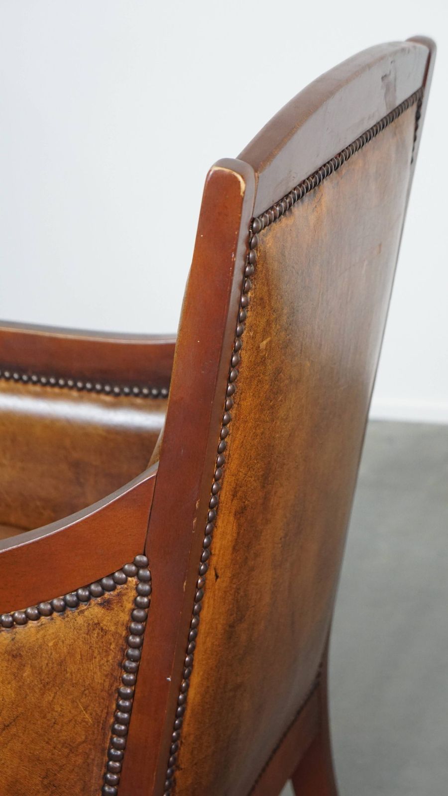 photo for sale Fauteuil In Art Deco Stijl Van Schapenvacht En Hout In Een Warme Cognackleur