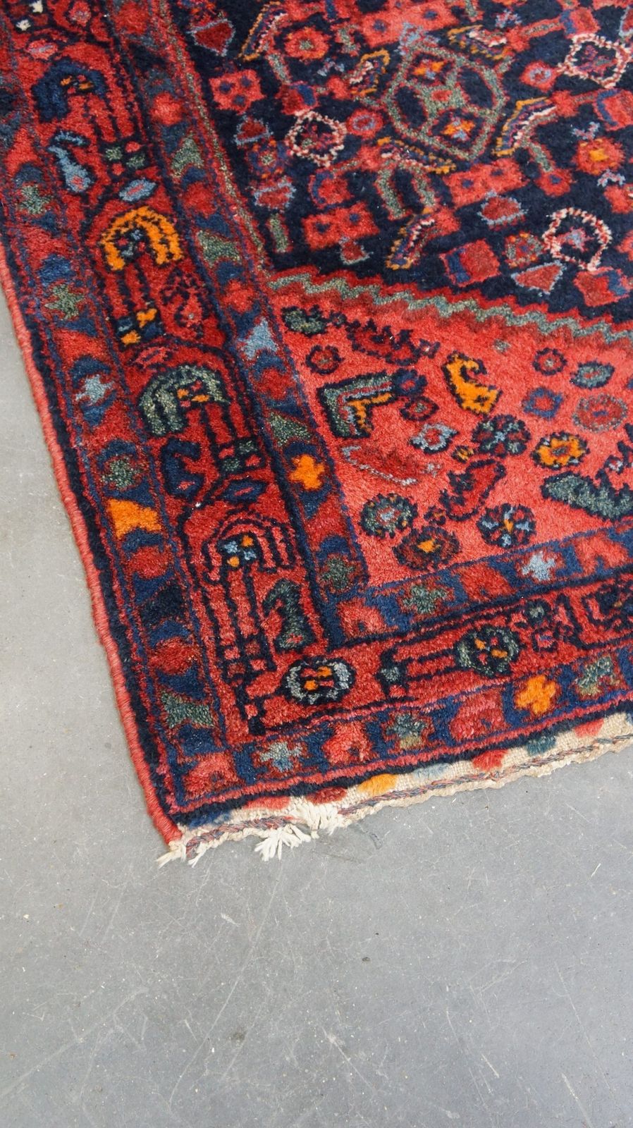 Oud Oosters Loperkleed, Handgemaakt In Overwegend Donkerblauw En Rood photo furniture