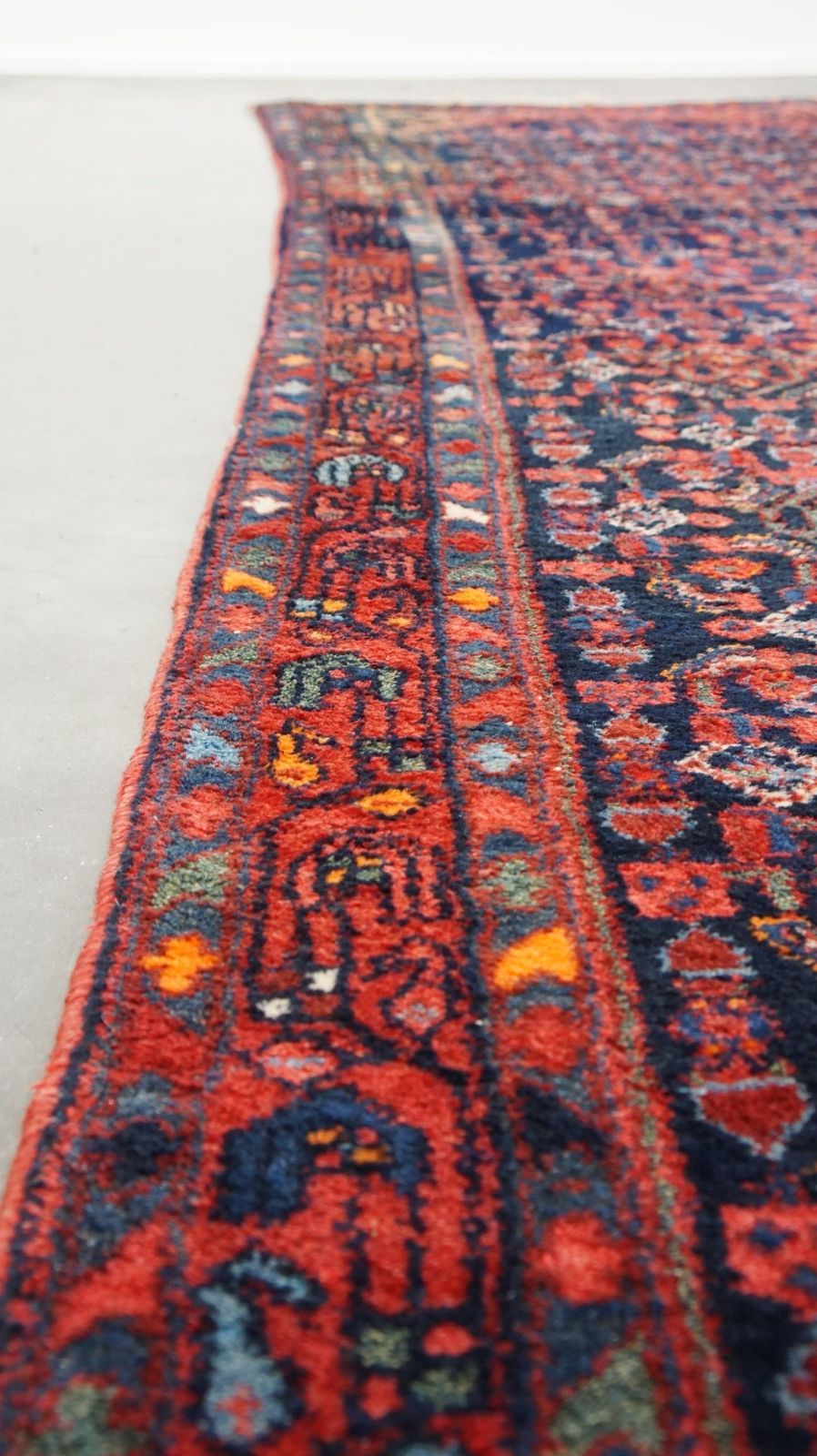 Oud Oosters Loperkleed, Handgemaakt In Overwegend Donkerblauw En Rood photo Textiel