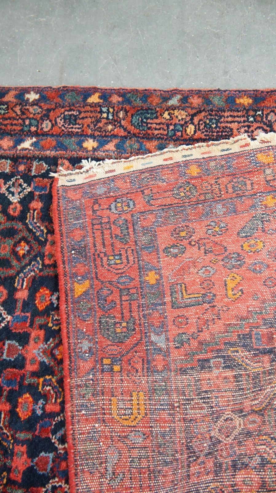 Oud Oosters Loperkleed, Handgemaakt In Overwegend Donkerblauw En Rood photo vintage