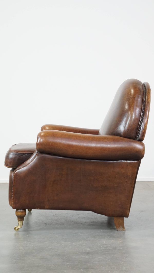 Klassieke Schapenvacht Fauteuil In Donkere Kleur, Goede Staat, Met Ronde Vormen En Op Wieltjes photo Meubels