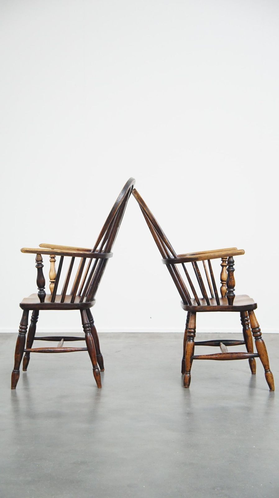 Set Van 2 Antieke Engelse Windsor Eetkamerstoelen Met Hoge Rug photo Meubels
