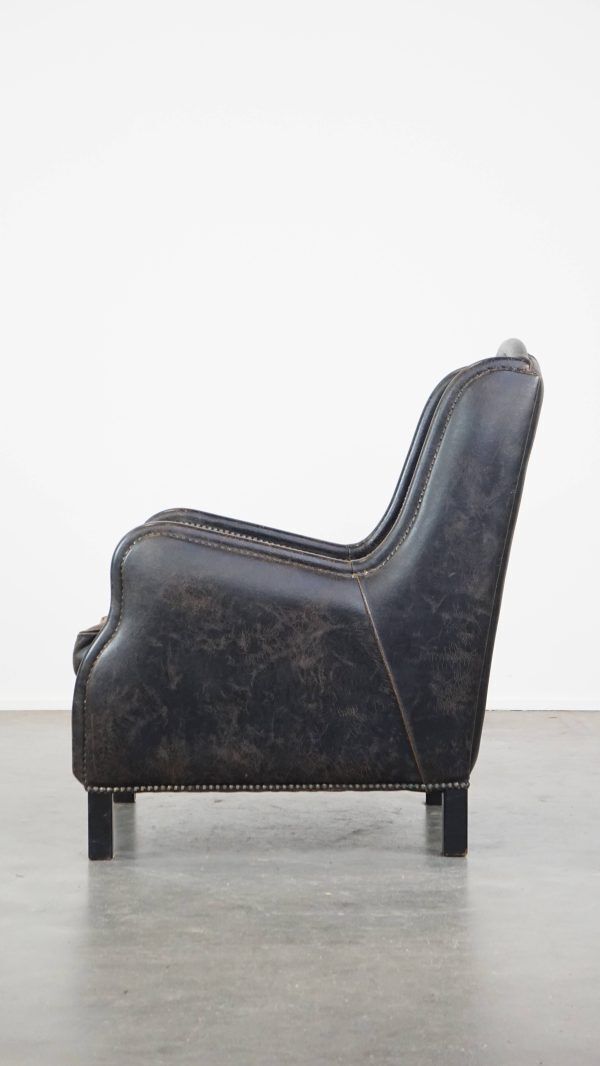 Karaktervolle, Stevige Fauteuil In Zwart Koeienhuid Met Hoge Rug En Decoratieve Siernagels, Industriële Stijl photo 999.8858999999999