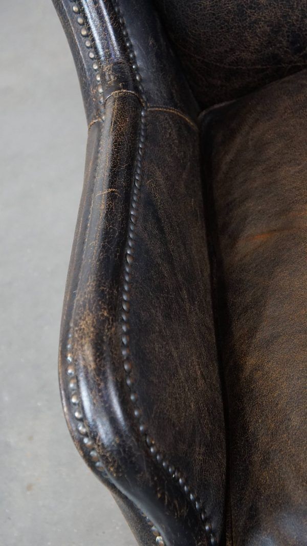 Karaktervolle, Stevige Fauteuil In Zwart Koeienhuid Met Hoge Rug En Decoratieve Siernagels, Industriële Stijl photo buy