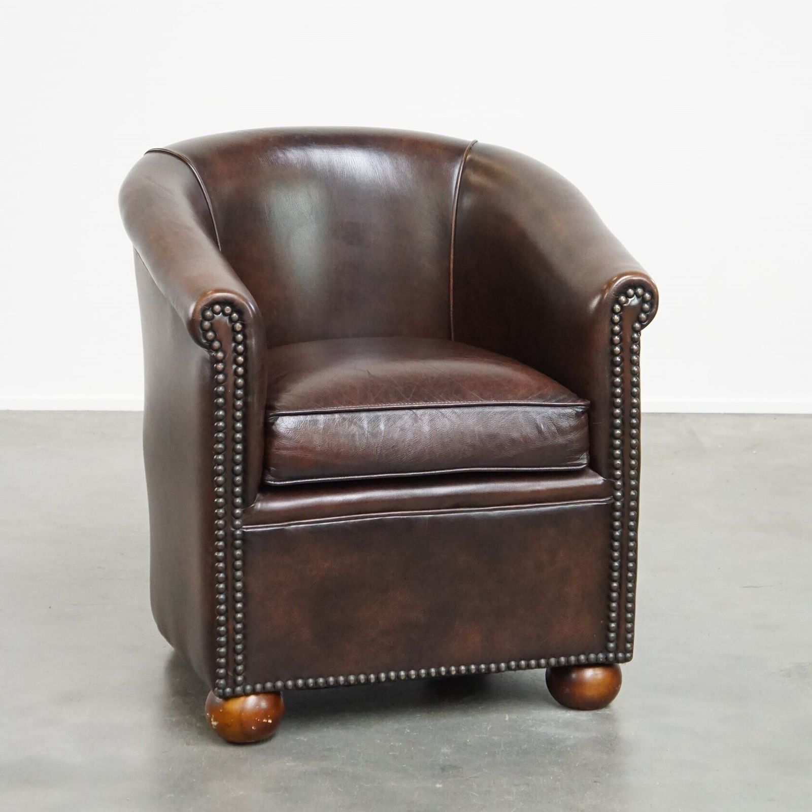Luxueuze Donkere Leren Club Chair Met Pootjes In Engelse Stijl