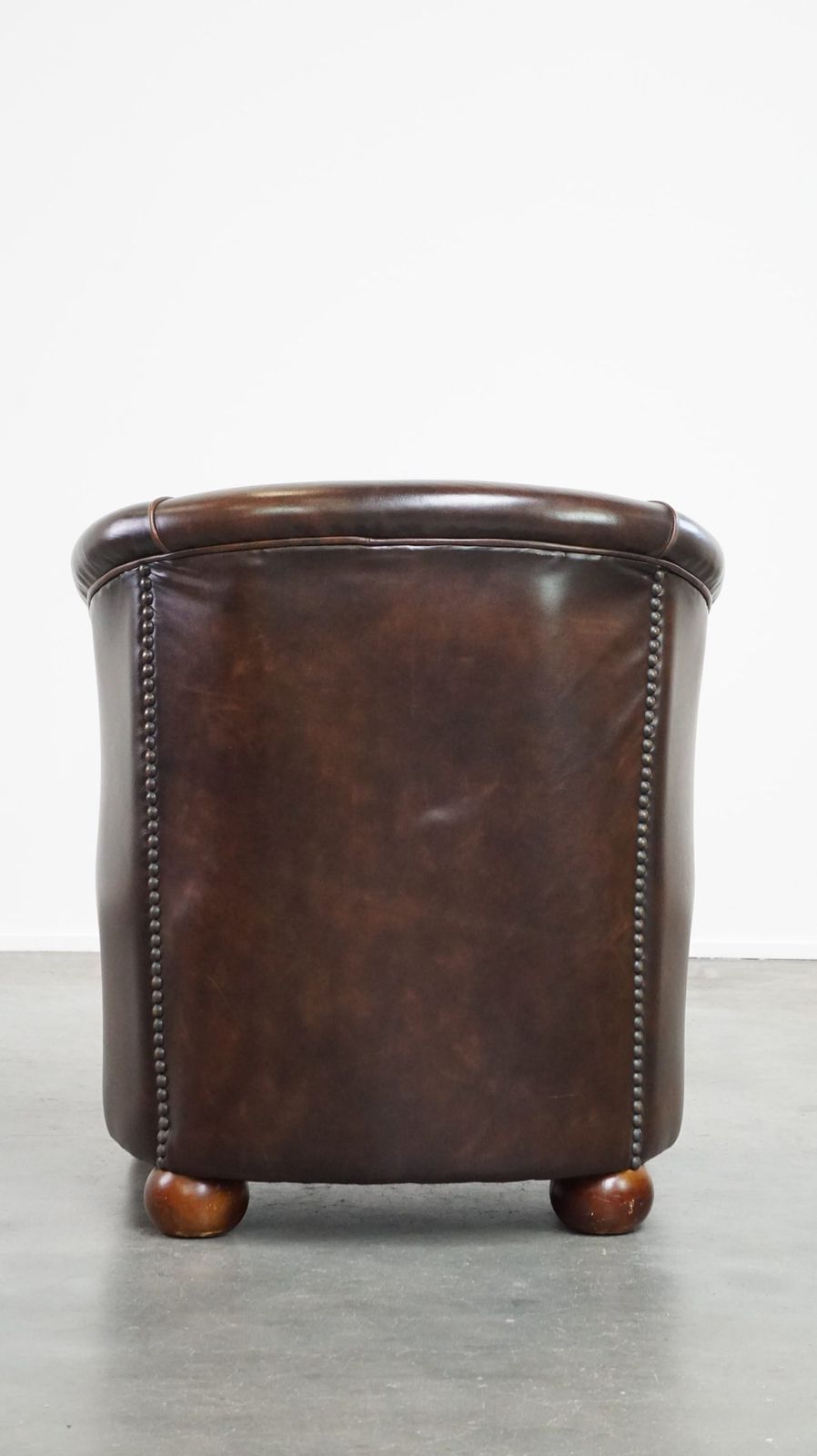 Luxueuze Donkere Leren Club Chair Met Pootjes In Engelse Stijl photo Meubels