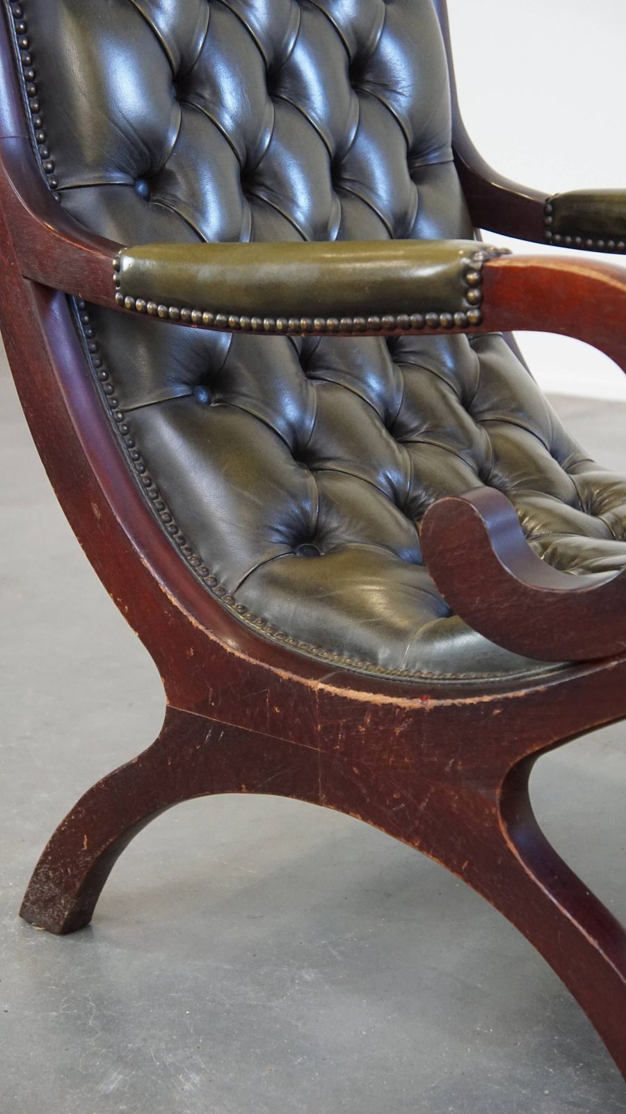 photo furniture Nice Green Cow Leather Chesterfield Armchair With An Elegant Design And Combined With Wood