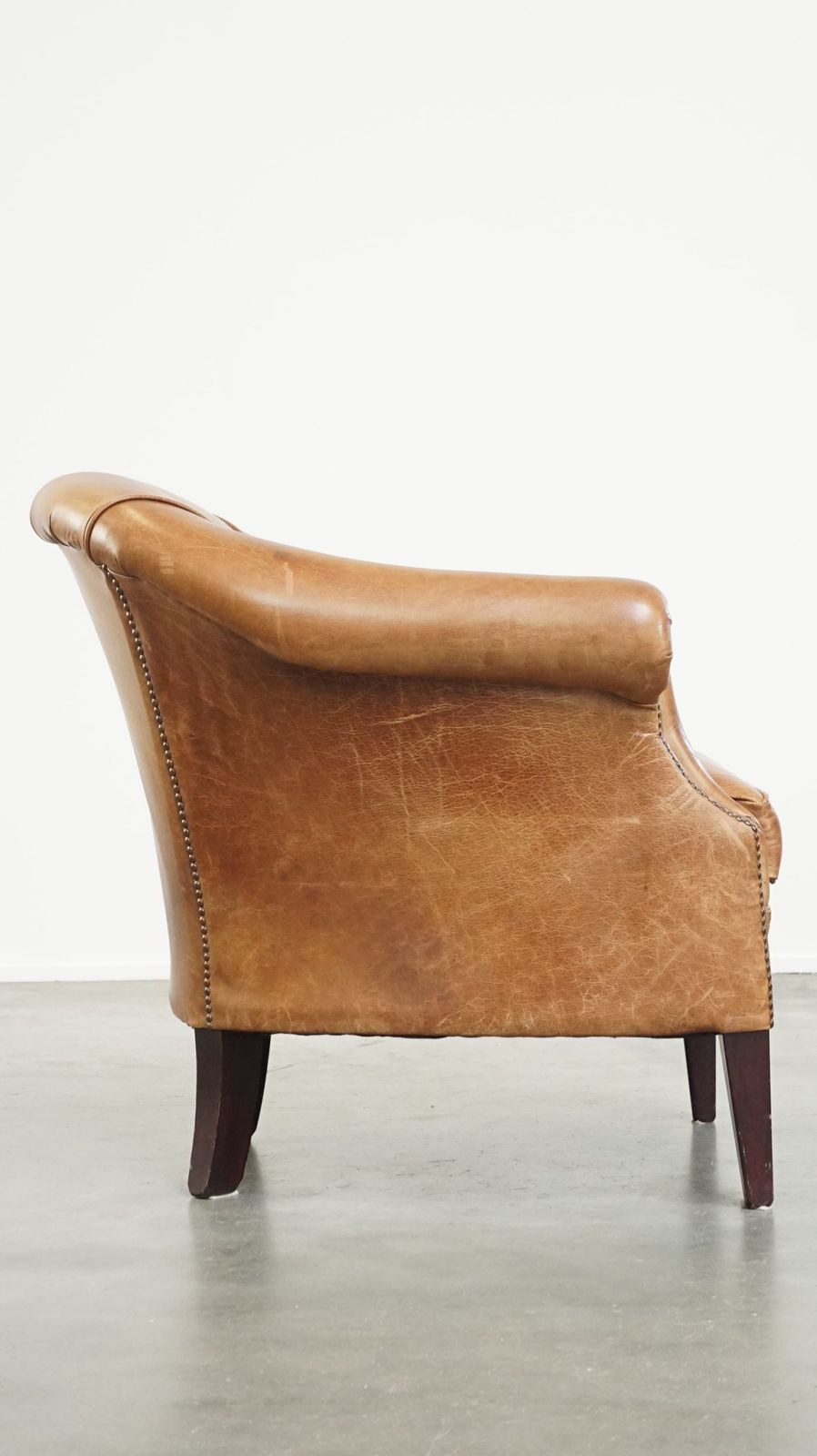 Comfortabele En Elegante Clubfauteuil Van Koeienhuid Met Los Zitkussen, Tijdloos Ontwerp En Warme Kleur photo for sale
