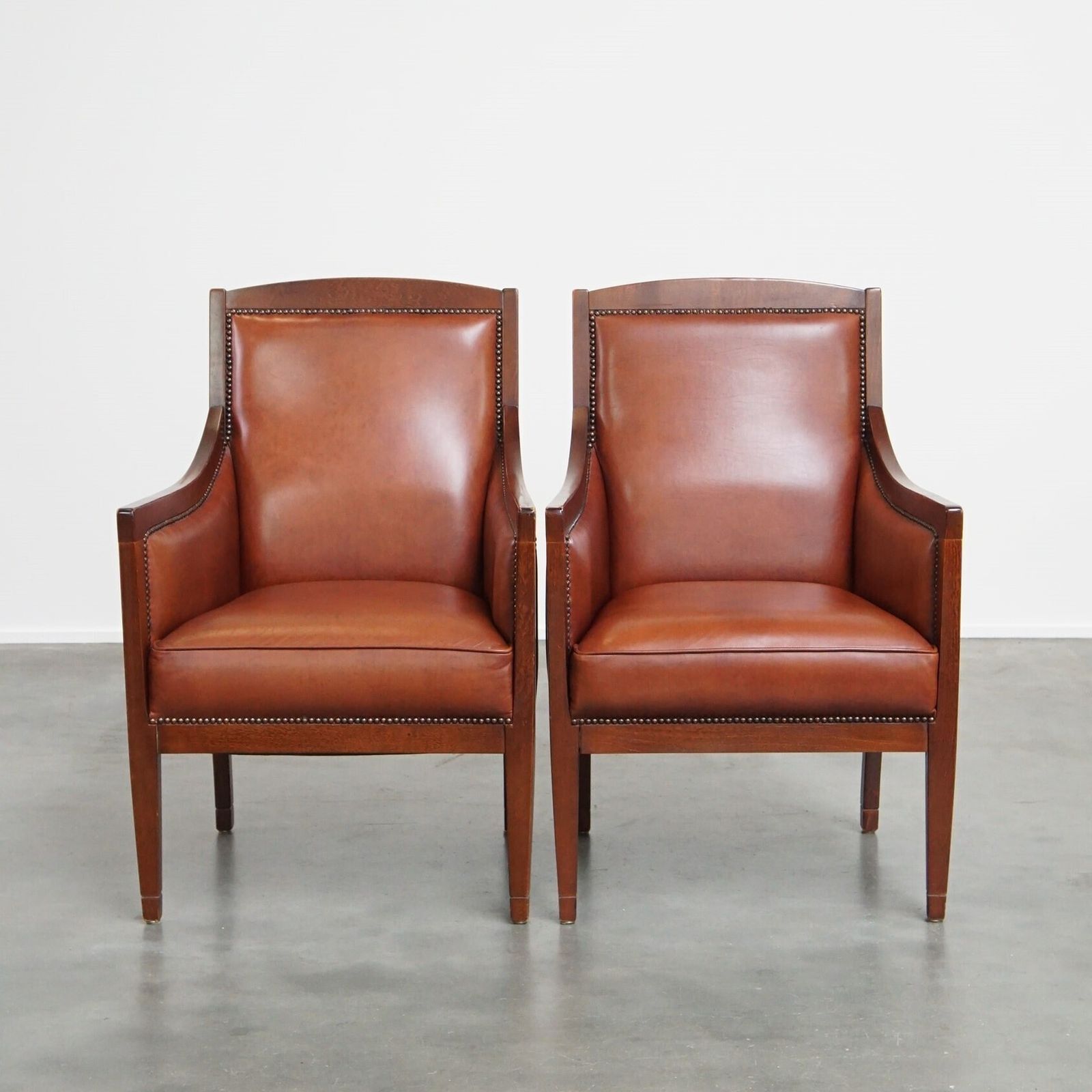 Set Van 2 Art Deco Fauteuils In Cognackleurig Koeienleer