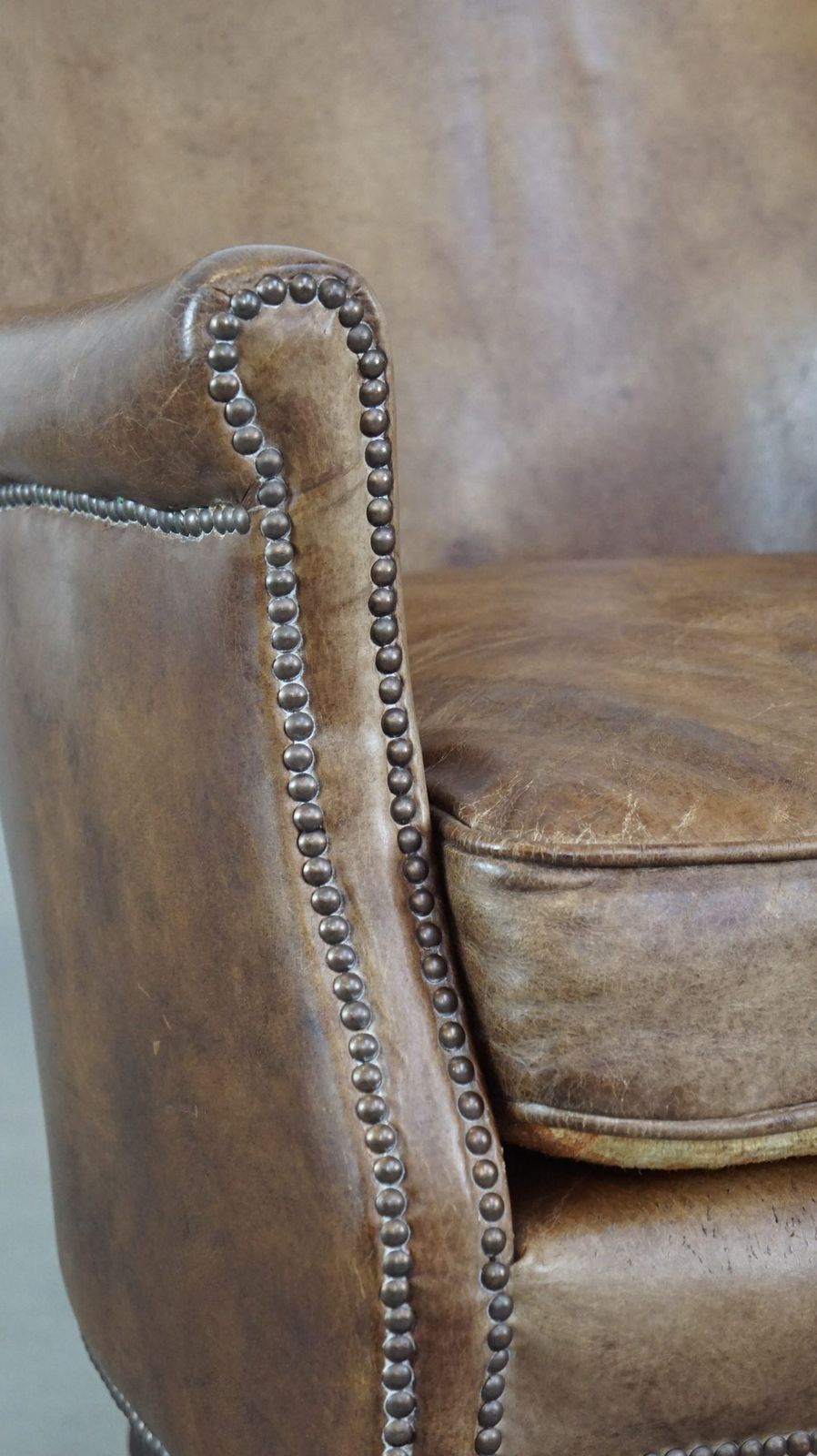 Meubels Stijlvolle koeienhuid fauteuil met omkeerbaar kilim zitkussen photo