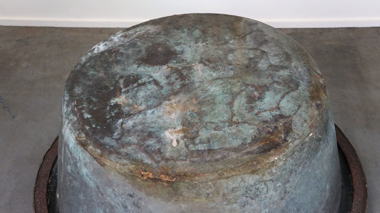 photo vinterior Uniek Groot Antiek Koperen Ketel/Bak Met Mooie Patina. Ideaal Voor Onder Andere Brandhout