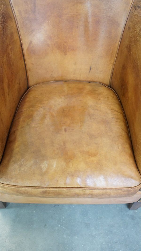 Comfortabele, Warme Schapenvacht Club Fauteuil Met Decoratieve Siernagels photo vinterior