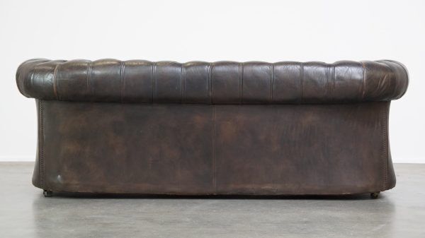 Donkerbruine 3 Zits Chesterfield Bank Van Koeienhuid Met Veel Karakter photo furniture
