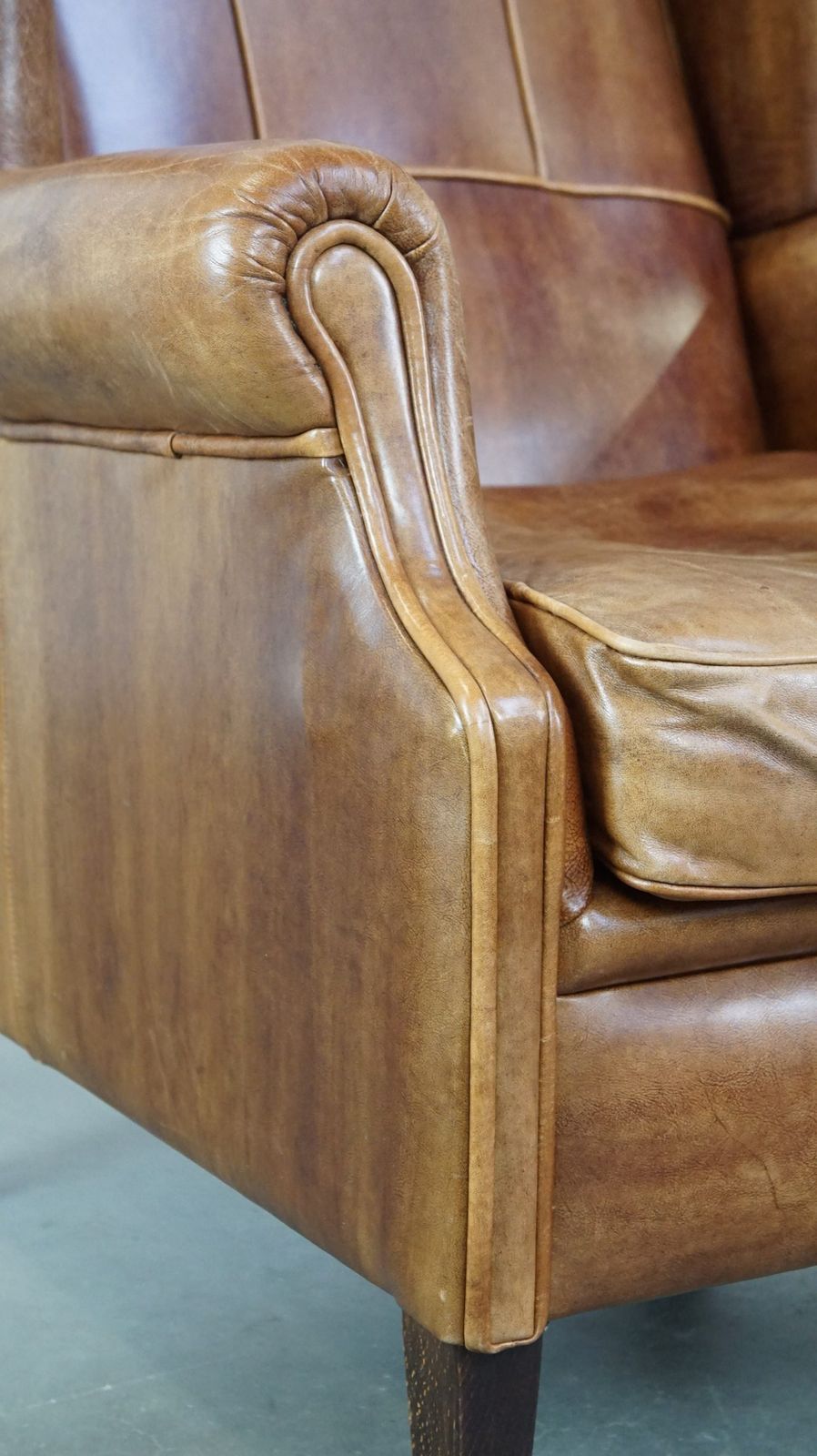 photo furniture Sierlijke, Stijlvolle En Tijdloze Fauteuil In Engelse Stijl, Bekleed Met Koeienhuid